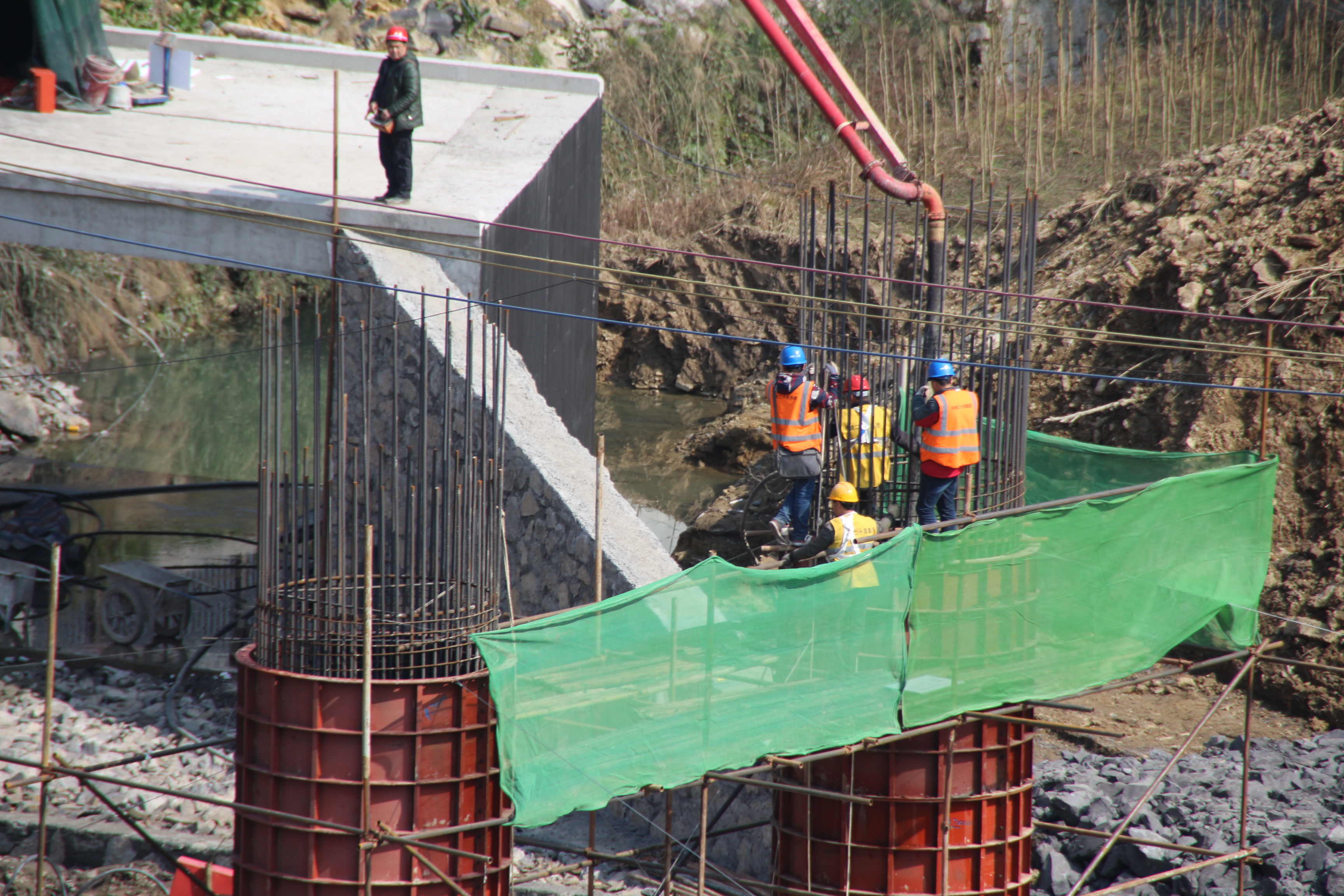 石黔高速首根桥梁墩柱在武陵山腹地拔地而起 建设工程稳步推进