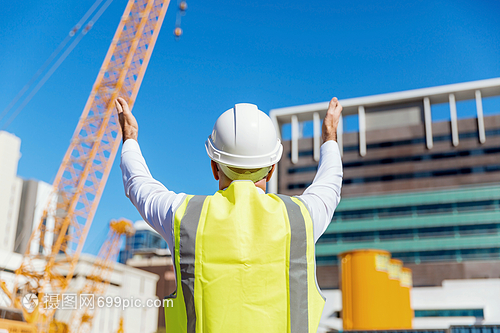 建筑工程师 安全背心下挥洒汗水的建设者