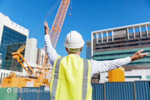 筑梦蓝图下的守护者——记建筑工地的工程师与建设者们